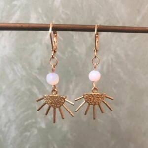 Alternative view of Vergulde oorringetjes met kraaltjes van opaliet en bedeltjes in de vorm van zonnestralen