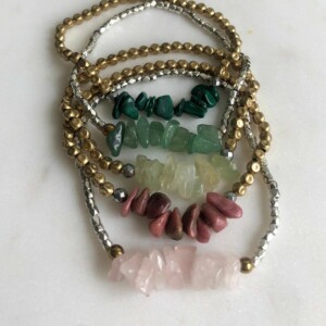 Armbandje met kraaltjes van half-edelsteen, hematiet en vergulde/verzilverde details