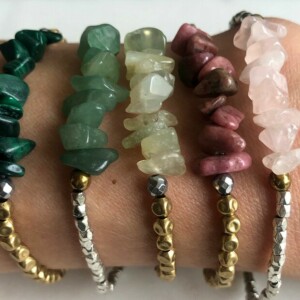 Armbandje met kraaltjes van half-edelsteen, hematiet en vergulde/verzilverde details