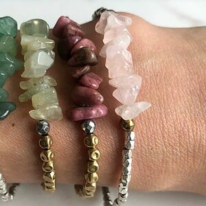 Armbandje met kraaltjes van half-edelsteen, hematiet en vergulde/verzilverde details