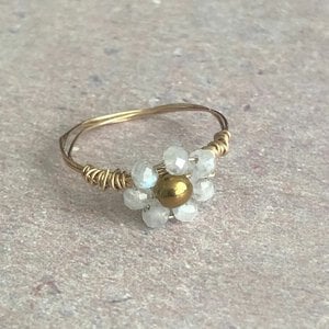 Ring van gold filled draad met bloemetje van maansteen en hematiet