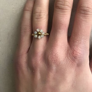 Ring van gold filled draad met bloemetje van maansteen en hematiet