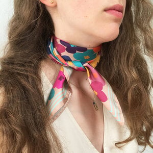 Zijden sjaal met retro bloemmotief van uiteenlopende kleuren.