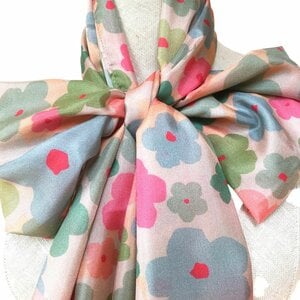 Langwerpige zijden sjaal met pastelkleurige bloemen