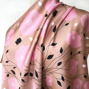 Beige 100% zijden sjaal met roze bloemen en insecten