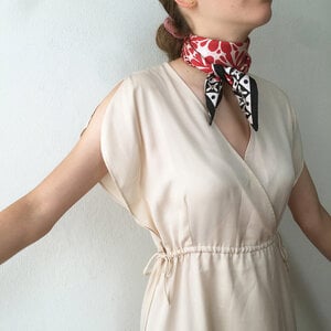 100% zijden sjaal met rode bloemen en decoratieve zwart witte rand