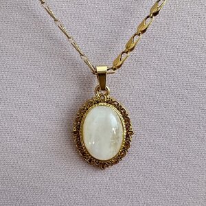 Cabochon met maansteen