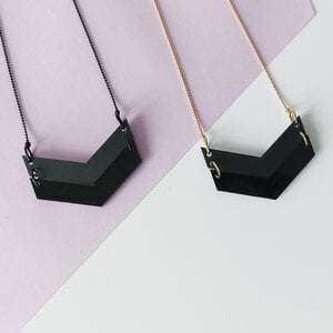 Chevron ketting van zwart kunststof