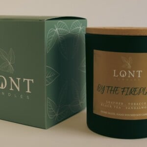 By the Fireplace - sojawas geurkaars (geen ftalaten en paraffine) - leer, tabacco / zwarte thee, sandalwood
