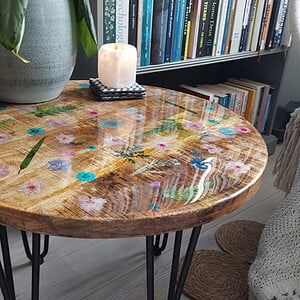 Handgemaakte, unieke bijzet-/koffietafel met  gedroogde bloemen