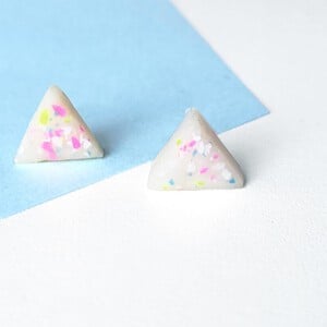 Driehoekige confetti oorbellen