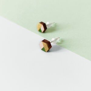 Houten beschilderde hexagon oorbellen in groen en goud - overlaped