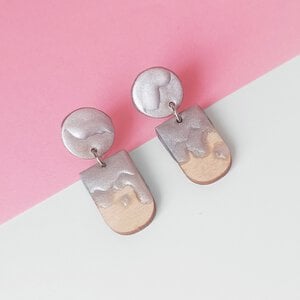 Lasergesneden houten hangoorbellen met zilver druip effect