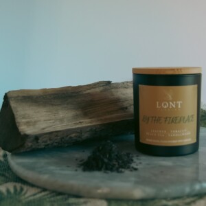 By the Fireplace - sojawas geurkaars (geen ftalaten en paraffine) - leer, tabacco / zwarte thee, sandalwood