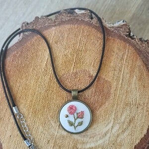 Bruisende hanger met roze en gouden roos