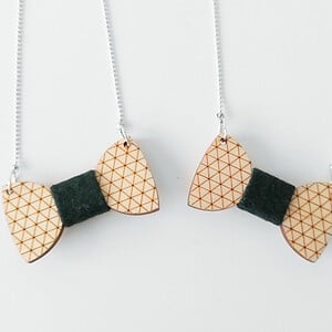 Moeder en dochter strikken ketting