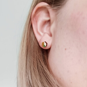 Alternative view of Houten beschilderde hexagon oorbellen in groen en goud - overlaped