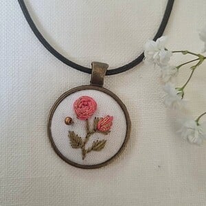 Bruisende hanger met roze en gouden roos