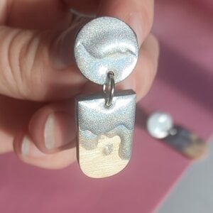 Alternative view of Lasergesneden houten hangoorbellen met zilver druip effect