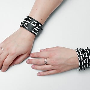 Cuff armband van gerecyclede computeronderdelen