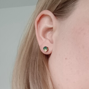 Alternative view of Houten druiperige hexagon oorbellen