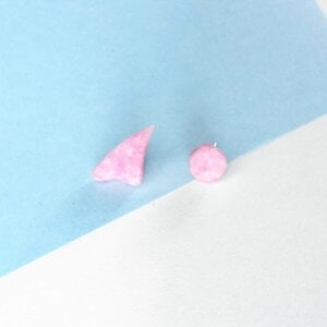Roze asymmetrische oorknopjes