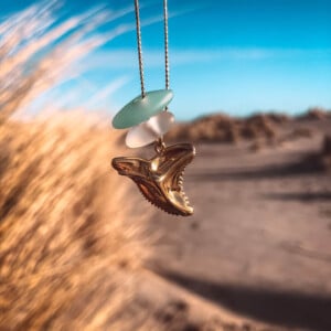 Zeeglas haaientand ketting goud