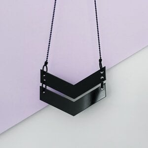 Alternative view of Chevron ketting van zwart kunststof
