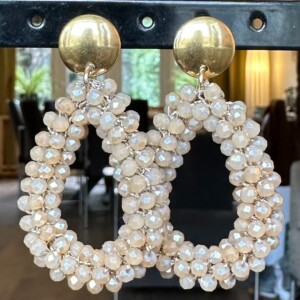 Top facet beige oorbellen in druppel vorm