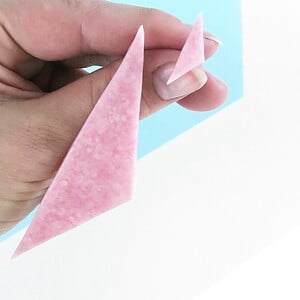 Alternative view of Asymmetrische driehoekige roze oorbellen