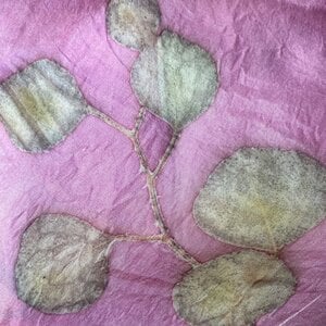 Alternative view of Zijden sjaal met prints van echte bladeren  - Peony with love