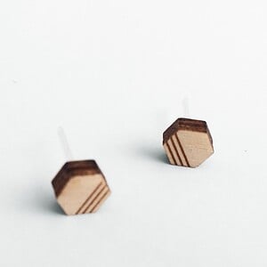 Alternative view of Hexagon houten oorbellen