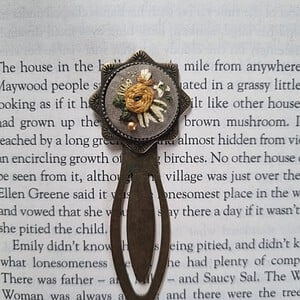 Vintage boekenlegger met gele bloem