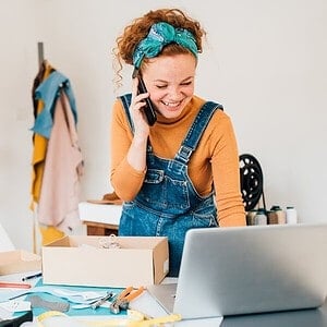 Jonge vrouw die online verkoopt