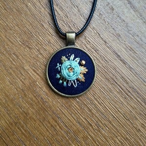 Unieke ketting met blauwe roos