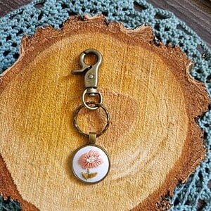 Handgeborduurde Sleutelhanger met roze bloem