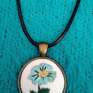 Sleutelhanger met geborduurde aqua bloem