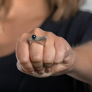 zilveren ring met een diepblauwe zoetwaterparel