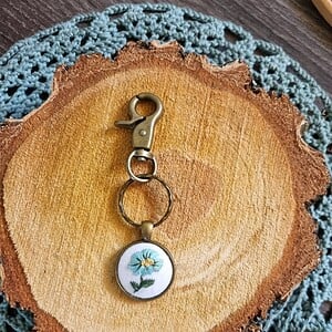 Sleutelhanger met geborduurde aqua bloem