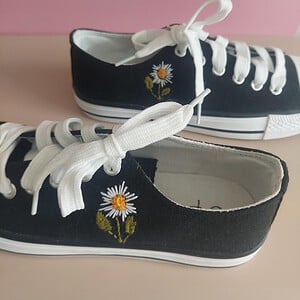 Gympjes met geborduurde bloem