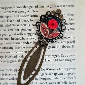 Geborduurde boekenlegger met rode bloem