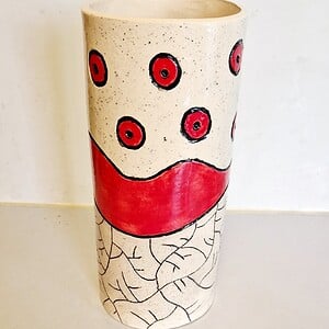 Ronde hoge vaas met grafische decoratie
