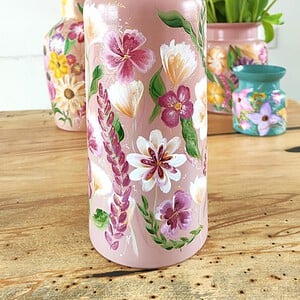 Speciaal voor Moederdag: Hoge roze vaas met handbeschilderde bloemen