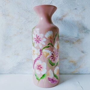Speciaal voor Moederdag: Hoge roze vaas met handbeschilderde bloemen