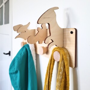Houten Dino kapstok voor in de kinderkamer. Met koe, varken, geit en kip.