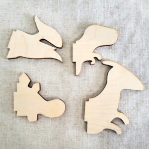 Houten Dino kapstok voor in de kinderkamer. Met koe, varken, geit en kip.