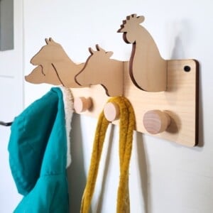 Houten boerderijdieren kapstok voor in de kinderkamer. Met koe, varken, geit en kip.