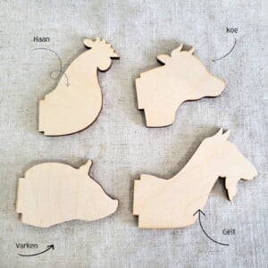 Houten boerderijdieren kapstok voor in de kinderkamer. Met koe, varken, geit en kip.
