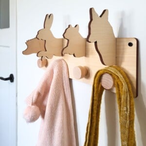 Houten bosdieren kapstok voor in de kinderkamer. Met koe, varken, geit en kip.