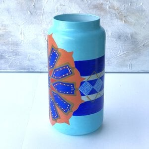 Charmant lichtblauw vaasje met een stylistisch Arabisch design